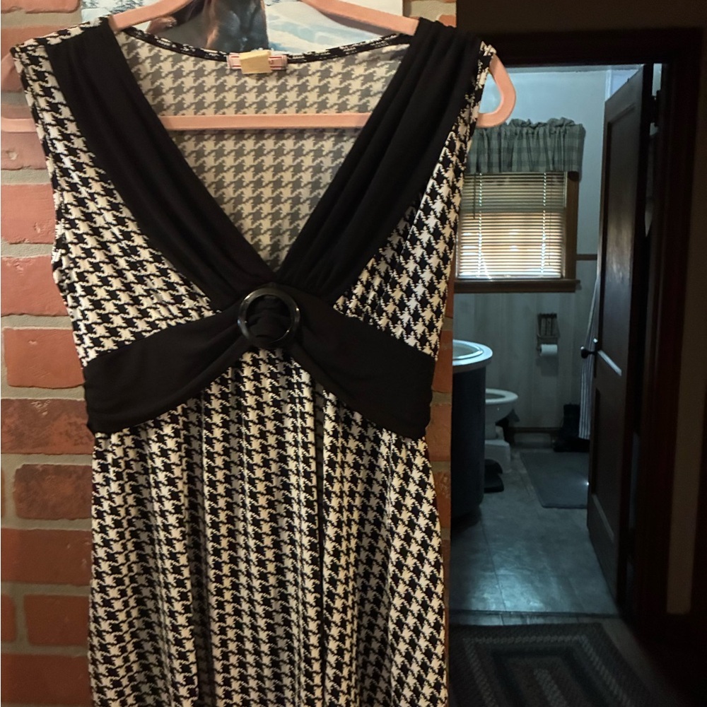 Black & White Houndstooth V-Neck Camisole with Decorative Ring